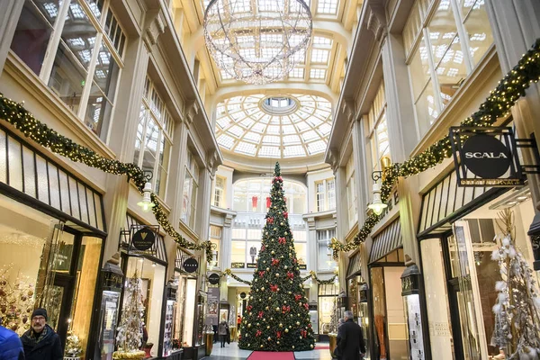 Glänsande julgran i den historiska Madlerpassagen. Leipzig, Tyskland. November 2019 — Stockfoto