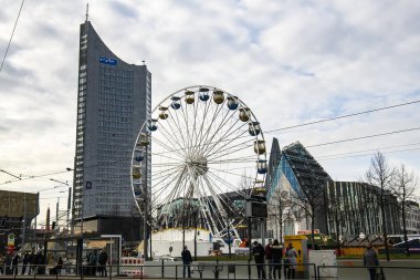 Eex Kuleli Leipzig Üniversitesi 'nin ana binası. Augustusplatz Meydanı' nda dönme dolap. Leipzig, Almanya. 