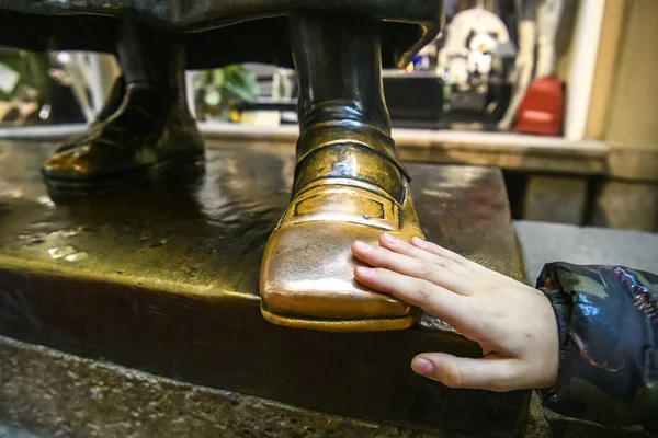 Turistlerin şans için sürttüğü Faust 'un botu. Almanya 'nın Leipzig kentindeki Auerbachs Keller restoranının yakınındaki heykel.