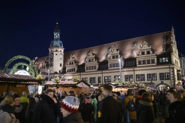 Marktplatz Pazar Meydanı 'ndaki Old Town Hall' da geleneksel Noel Festivali. Leipzig, Almanya.