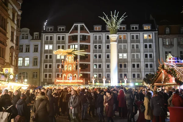 Multidão Pessoas Feira Natal Festiva Tradicional Perto Nikolaikirche Entardecer Leipzig — Fotografia de Stock