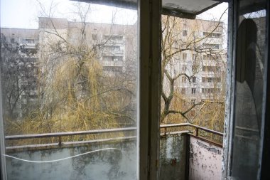 Çernobil Yasaklama Bölgesi 'ndeki Pripyat hayalet şehrindeki terk edilmiş apartmanda terk edilmiş bir daire. Prypiat, Ukrayna. 