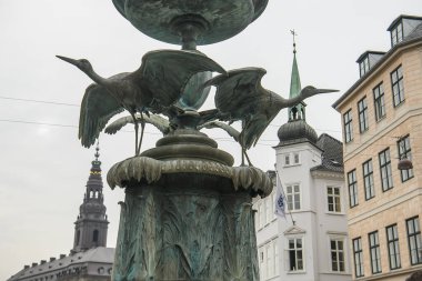 Danimarka 'nın Kopenhag şehrinin tarihi merkezinde Amagertorv Meydanı' ndaki ünlü Leylek Çeşmesi. 