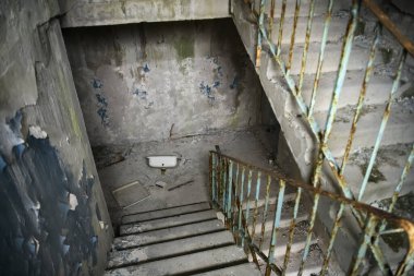 Çernobil Yasak Bölge 'deki Pripyat hayalet şehrindeki terk edilmiş apartmanda posta kutusu. Prypiat, Ukrayna. 