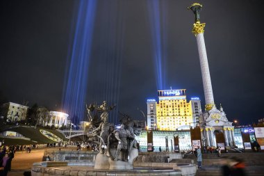Ukrayna 'nın başkenti Kyiv' de Euromaidan 'da öldürülen eylemcilerin ruhlarını sembolize eden ışık demetleri. Cennetin Kahramanları Günü Yüzlerce