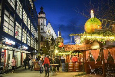 Leipzig, Almanya 'da sokaklarda ve meydanlarda Noel kutlamaları. 