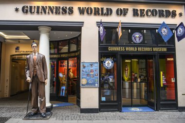 Guinness Rekorlar Müzesi. Dünyanın en uzun boylu adamlarının figürleriyle. Kopenhag, Danimarka. 