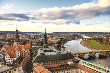 Dresden şehrinin panoramik manzarası, Almanya 'nın Leydi Frauenkirche kentindeki Lüteriyen kilisesinin manzarası..