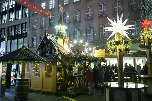 德国莱比锡街道和广场上的圣诞灯饰 — 图库照片