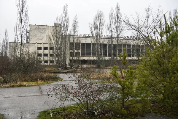 Verlaten Spookstad Prypiat Overgroeide Bomen Instortende Gebouwen Uitsluitingszone Van Chornobyl — Stockfoto