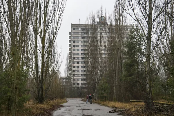 Verlaten Spookstad Prypiat Overgroeide Bomen Instortende Gebouwen Uitsluitingszone Van Chornobyl — Stockfoto