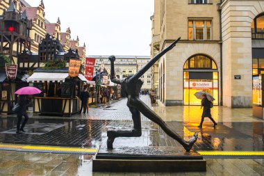 Almanya 'nın Leipzig kentinde Çağdaş Tarih Forumu' nun önündeki Yüzyıl Adım adlı bronz heykel. 