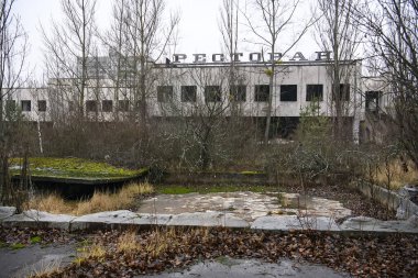 Terk edilmiş Prypiat şehrinde Ukrayna 'daki Çernobil nükleer enerji santrali yakınlarında bir restoran..