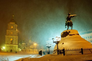 Ukrayna 'nın Kyiv kentindeki Sofya Meydanı' nda kar fırtınası. Aziz Sophia Katedrali ve Bogdan Khmelnytsky anıtı.