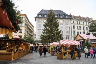 Marktplatz Pazar Meydanı 'ndaki Old Town Hall' da geleneksel Noel Festivali. Leipzig, Almanya.