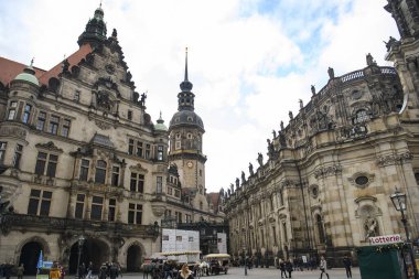 Dresden Katedrali Kutsal Üçlü Hofkirche ve Dresden Şatosu Hausmannsturm Schlossplatz, Almanya. 
