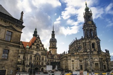 Dresden Katedrali Kutsal Üçlü Hofkirche ve Dresden Şatosu Hausmannsturm Schlossplatz, Almanya. 