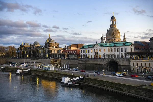 Вечерний Вид Город Дрезден Академией Изящных Искусств Церковь Фрауенкирхе Набережная — стоковое фото