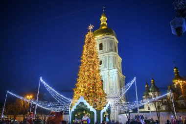 Ukrayna, Kyiv 'deki Sofya Meydanı' nda parlak dekore edilmiş Noel Ağacı ve Aziz Sophia çan kulesi. 