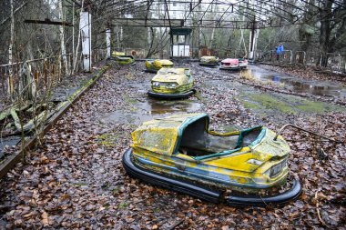 Chornobyl sınırlama bölgesindeki Prypiat hayalet kasabasındaki terk edilmiş eğlence parkı. Ukrayna, 