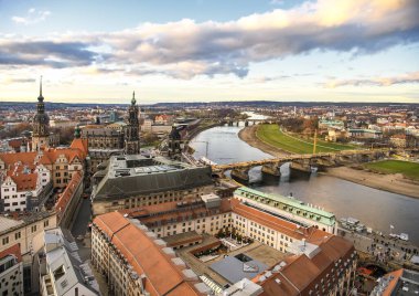 Dresden şehrinin panoramik manzarası, Almanya 'nın Leydi Frauenkirche kentindeki Lüteriyen kilisesinin manzarası..
