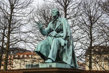 Kopenhag 'daki Royal Rosenborg bahçesinde Hans Christian Andersen bronz heykeli.