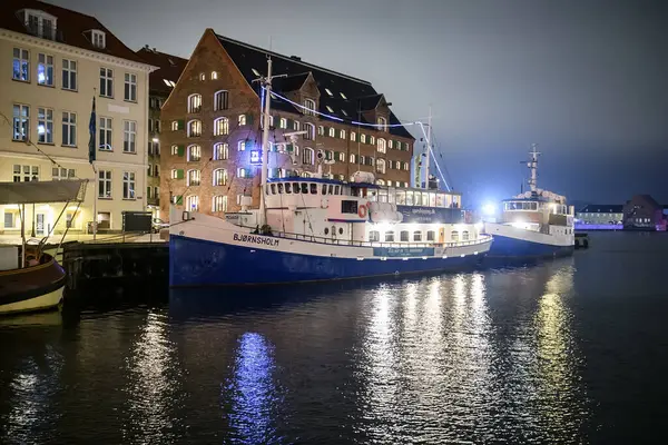 Vista Nocturna Barcos Frente Coloridas Casas Antiguas Canal Del Puerto — Foto de Stock