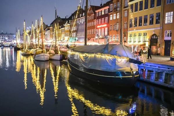 Vue Soir Sur Les Bateaux Devant Les Vieilles Maisons Colorées — Photo