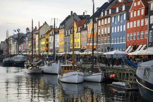 Vista Barcos Frente Coloridas Casas Antiguas Canal Del Puerto Nyhavn — Foto de Stock