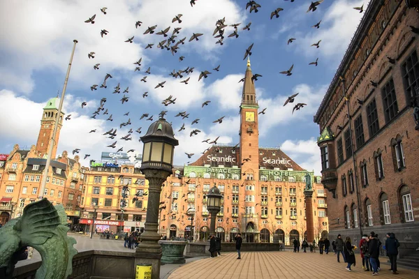 Eine Schar Tauben Fliegt Über Den Rathausplatz Kopenhagen Dänemark — Stockfoto