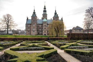 Danimarka, Kopenhag 'daki Rosenborg Yuva Kalesi ve Krallar Bahçesi' ne bakın.. 