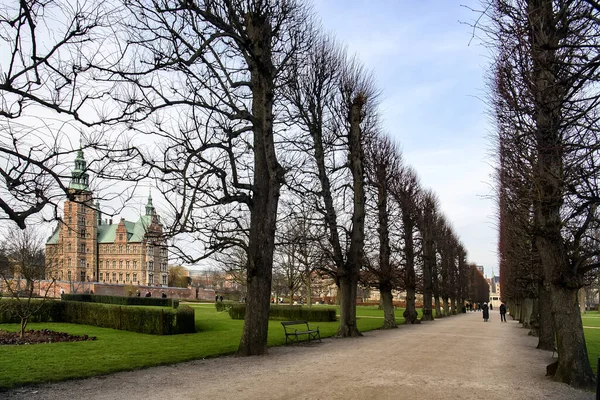 Vista al Castillo de Ranura de Rosenborg y el Jardín de Reyes en Copenhague, Dinamarca. febrero 2020 — Foto de Stock