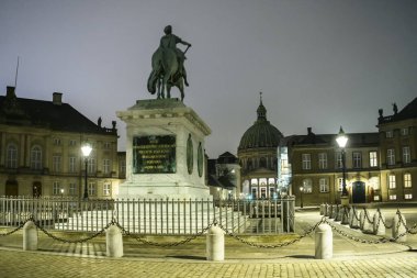 Amalienborg Sarayı Meydanı 'ndaki Kral Frederik V' in binicilik heykeline gece görüşü. Kopenhag, Danimarka. Şubat 2020