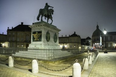 Amalienborg Sarayı Meydanı 'ndaki Kral Frederik V' in binicilik heykeline gece görüşü. Kopenhag, Danimarka. Şubat 2020