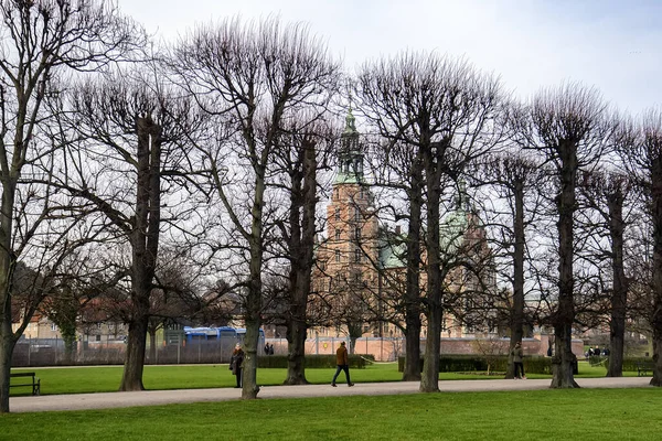Pohled na zámek Rosenborg a Královskou zahradu v Kodani, Dánsko. Únor 2020 — Stock fotografie