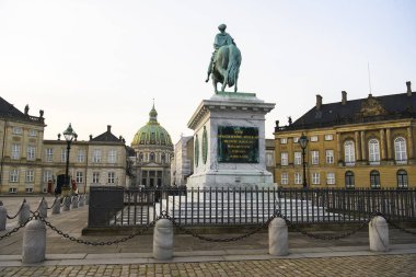 Danimarka, Kopenhag 'daki Amalienborg Slotsplad Sarayı Meydanı' nda Kral Frederik V 'in binicilik heykeli..