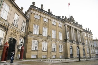 Kraliyet Muhafızları, Den Kongelige Livgarde Kopenhag 'daki Kraliyet Amalienborg Sarayı' nda.