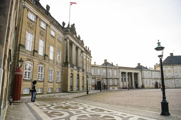 Kraliyet Muhafızları, Den Kongelige Livgarde Kopenhag 'daki Kraliyet Amalienborg Sarayı' nda.