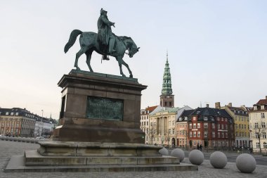 Kral 7. Frederick 'in binicilik heykeli Christiansborg sarayının önünde. Kopenhag, Danimarka.