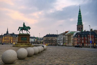 Kral 7. Frederick 'in binicilik heykeli Christiansborg sarayının önünde. Kopenhag, Danimarka.