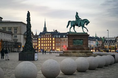 Kral 7. Frederick 'in binicilik heykeli Christiansborg sarayının önünde. Kopenhag, Danimarka.