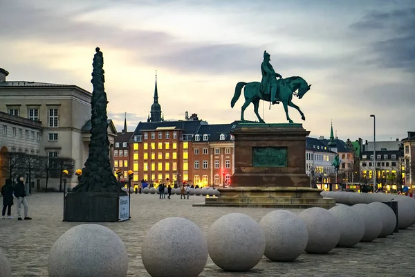 腓特烈七世国王的马术雕像在克里斯蒂安堡宫殿前 丹麦哥本哈根 — 图库照片