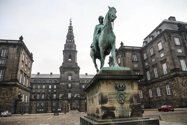 Άγαλμα Ιππικού Του Βασιλιά Χριστιανού Κοντά Στο Christiansborg Palace Στην — Φωτογραφία Αρχείου