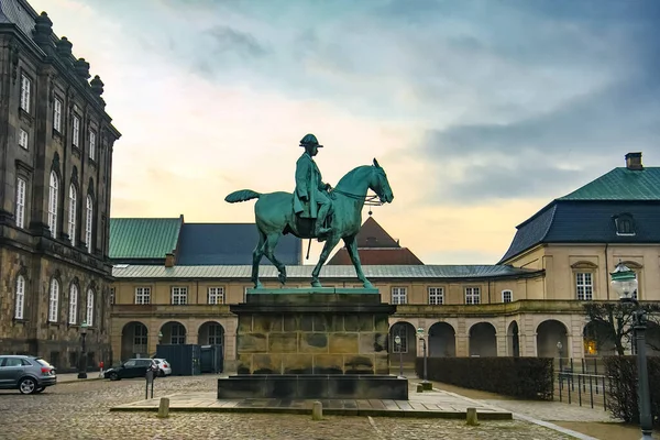 Statua Equestre Cristiano Vicino Palazzo Christiansborg Copenaghen Danimarca — Foto Stock