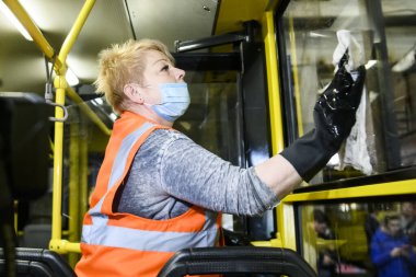 Tramvay parkının çalışanı Coronavirus COVID-19 'a karşı tramvay kulübesini dezenfekte ediyor. Kyiv, Ukrayna