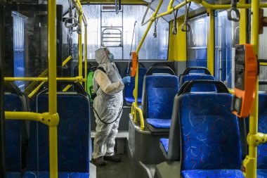 Tramvay parkının çalışanı Coronavirus COVID-19 'a karşı tramvay kulübesini dezenfekte ediyor. Kyiv, Ukrayna
