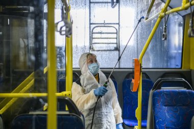 Tramvay parkının çalışanı Coronavirus COVID-19 'a karşı tramvay kulübesini dezenfekte ediyor. Kyiv, Ukrayna