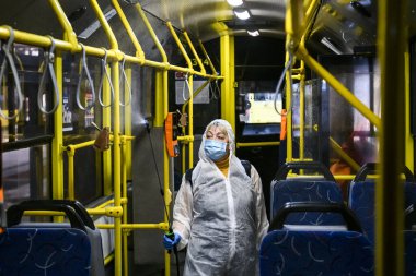 Tramvay parkının çalışanı Coronavirus COVID-19 'a karşı tramvay kulübesini dezenfekte ediyor. Kyiv, Ukrayna
