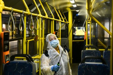 Tramvay parkının çalışanı Coronavirus COVID-19 'a karşı tramvay kulübesini dezenfekte ediyor. Kyiv, Ukrayna