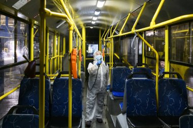 Tramvay parkının çalışanı Coronavirus COVID-19 'a karşı tramvay kulübesini dezenfekte ediyor. Kyiv, Ukrayna